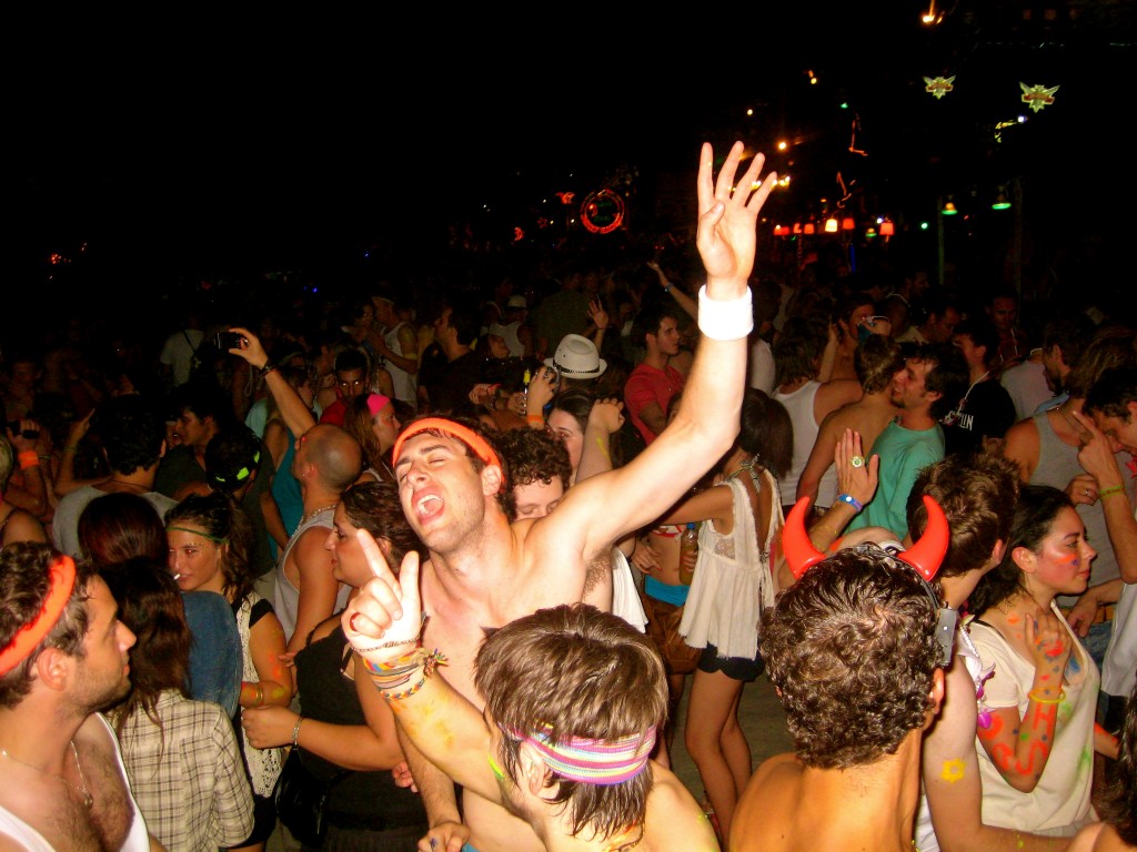 Full-Moon-Party-Dancing